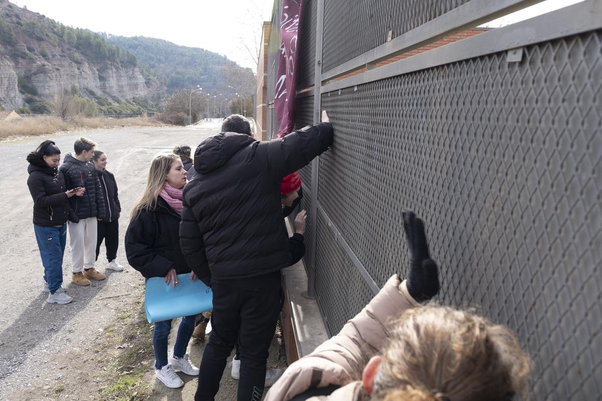 Manifestación en el instituto Llobregat de Sallent por el suicidio de la menor