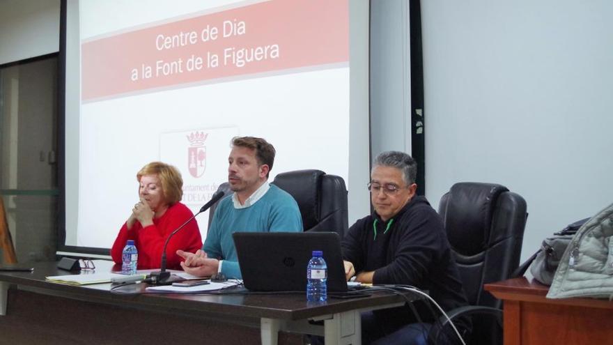 El alcalde de la Font, Vicent Muñoz, explica junto a dos concejales la situación del centro de día.