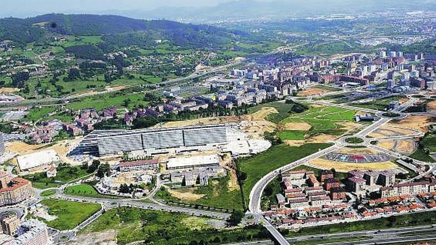 Vista general de la zona este de la ciudad, con la «Y» y el HUCA en primer término y La Corredoria a la derecha.