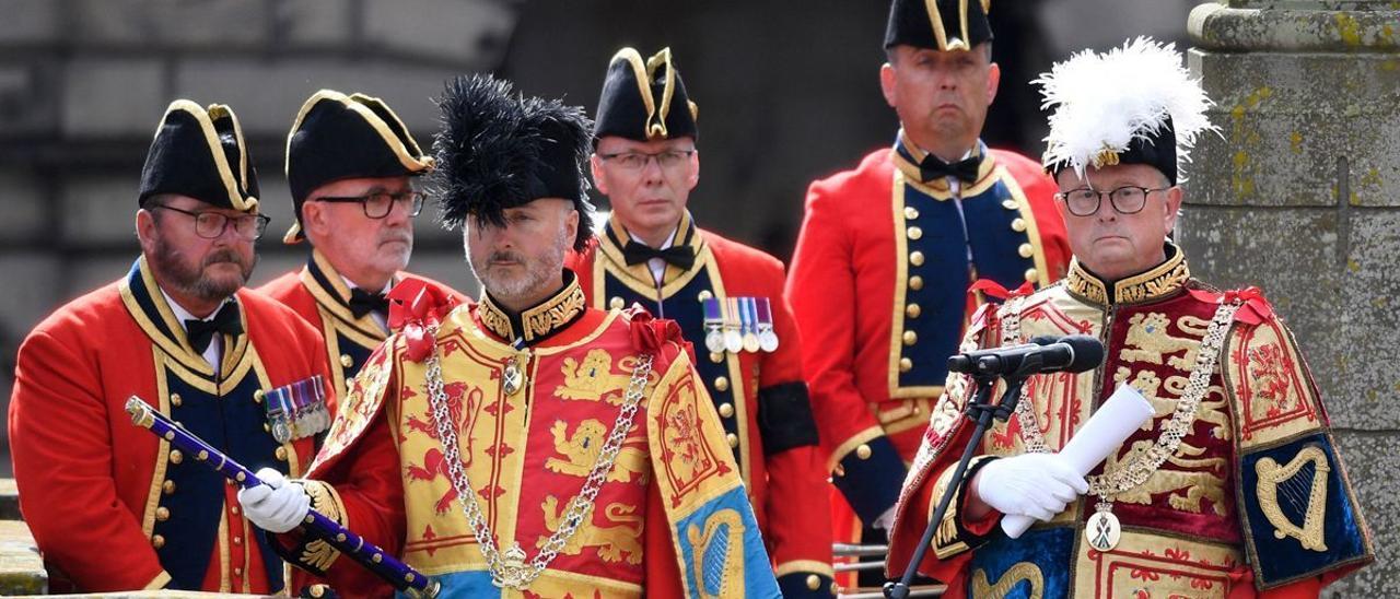 Lectura del acta de proclamación del rey Carlos III en Edimburgo.