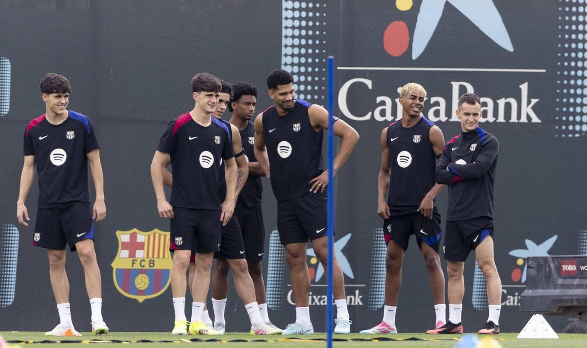 A group of Barça players with Cubarsí to the left.