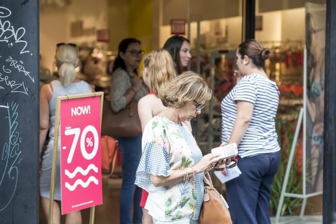 LAS PALMAS DE GRAN CANARIA A 30/06/2017. Rebajas de verano en las tiendas de la zona comercial de Triana. FOTO: J.PÉREZ CURBELO