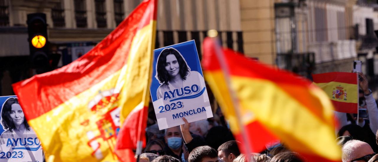 Concentración contra Casado frente a Génova.