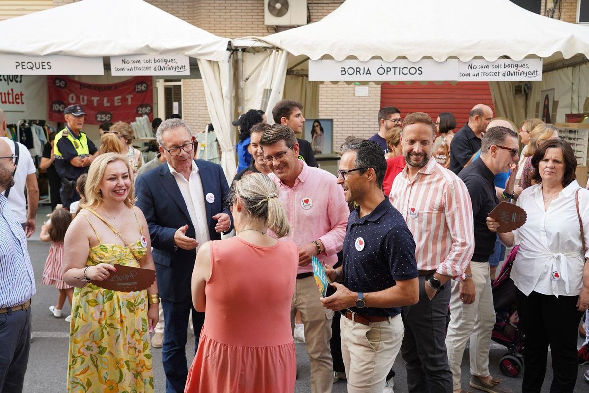Alcalde y concejales, en su visita a la Fira de Tendes, Tapes i Rock.