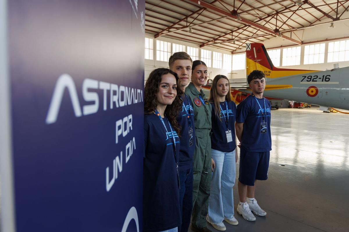 Alumnos del programa 'Astronauta por un día' este martes en la AGA