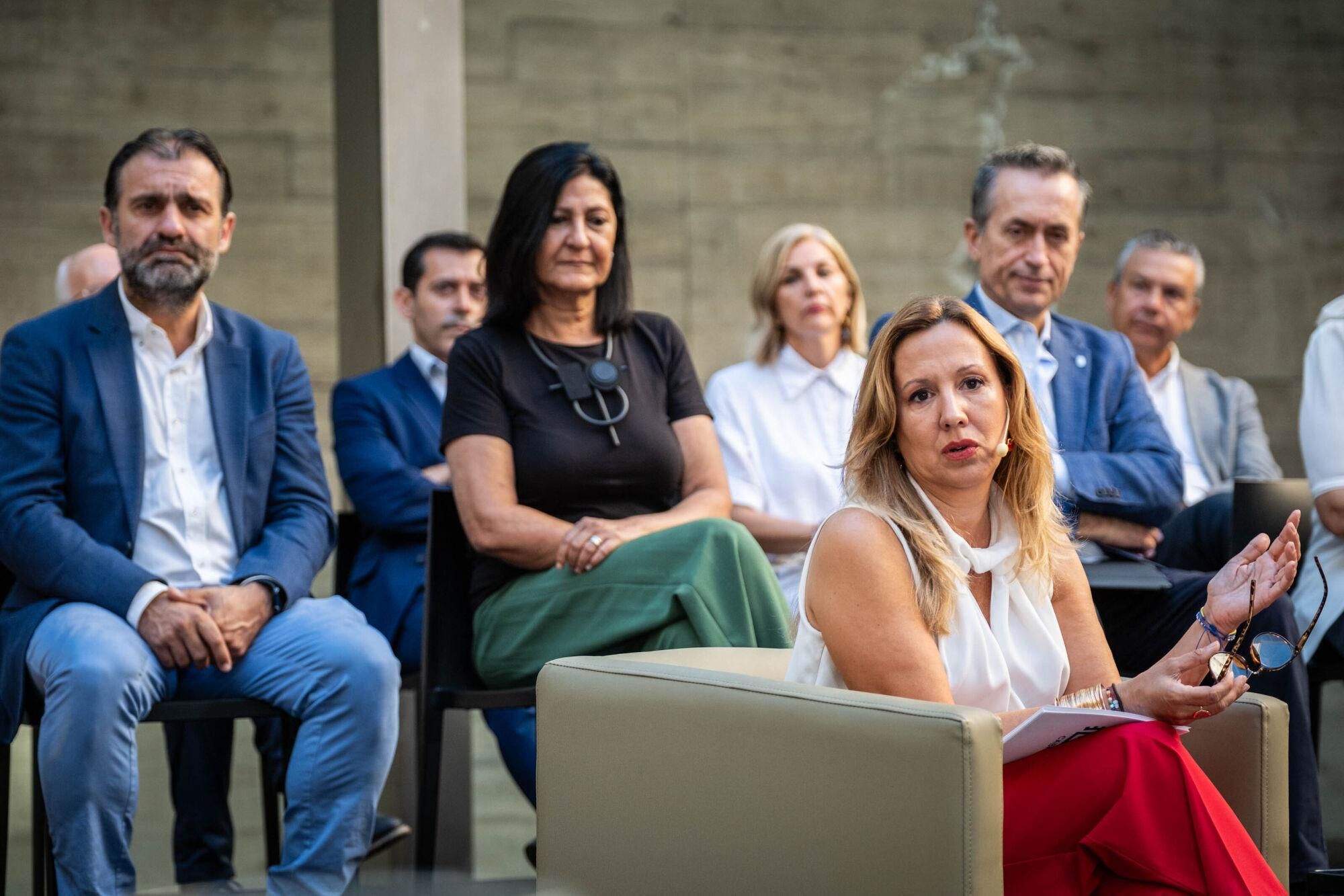 La presidenta del Cabildo de Tenerife, Rosa Dávila, y el vicepresidente primero, Lope Afonso, mantendrán un encuentro de diálogo con directores de los medios de comunicación con motivo del ecuador del mandato insular