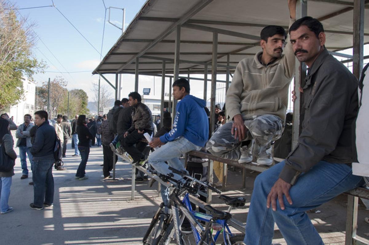 Immigrants esperen per rebre torn a les dependències de les oficines d’Immigració a Atenes.