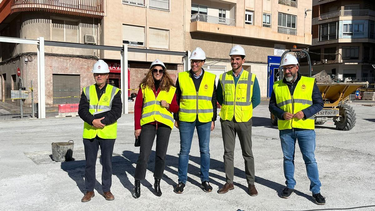 La visita del alcalde Rubén Alfaro y el concejal José Antonio Amat a las obras de la plaza del Zapatero de Elda.