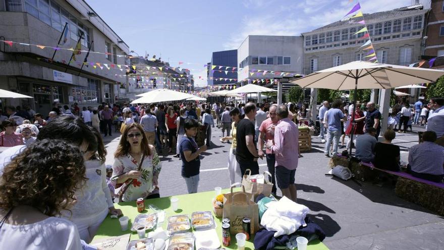 Público degustando salmón en la Praza do Mercado de A Estrada