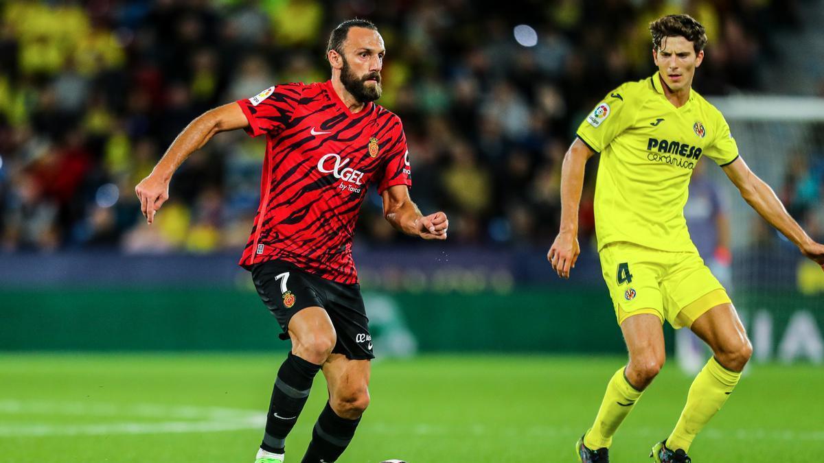 Muriqi controla el balón en presencia de Pau Torres, jugador del Villarreal.