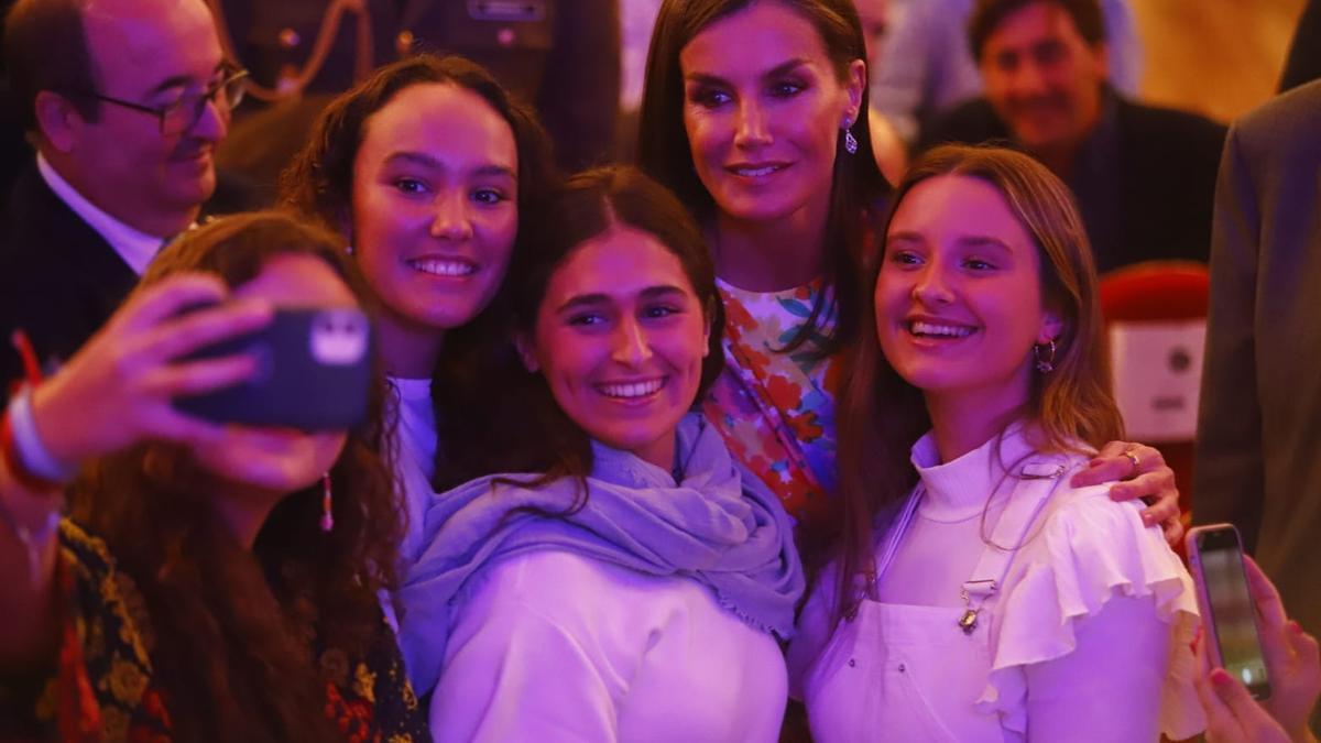 Varias jóvenes se fotografían con la reina Letizia durante su visita al Tour del Talento que se celebra en Córdoba.