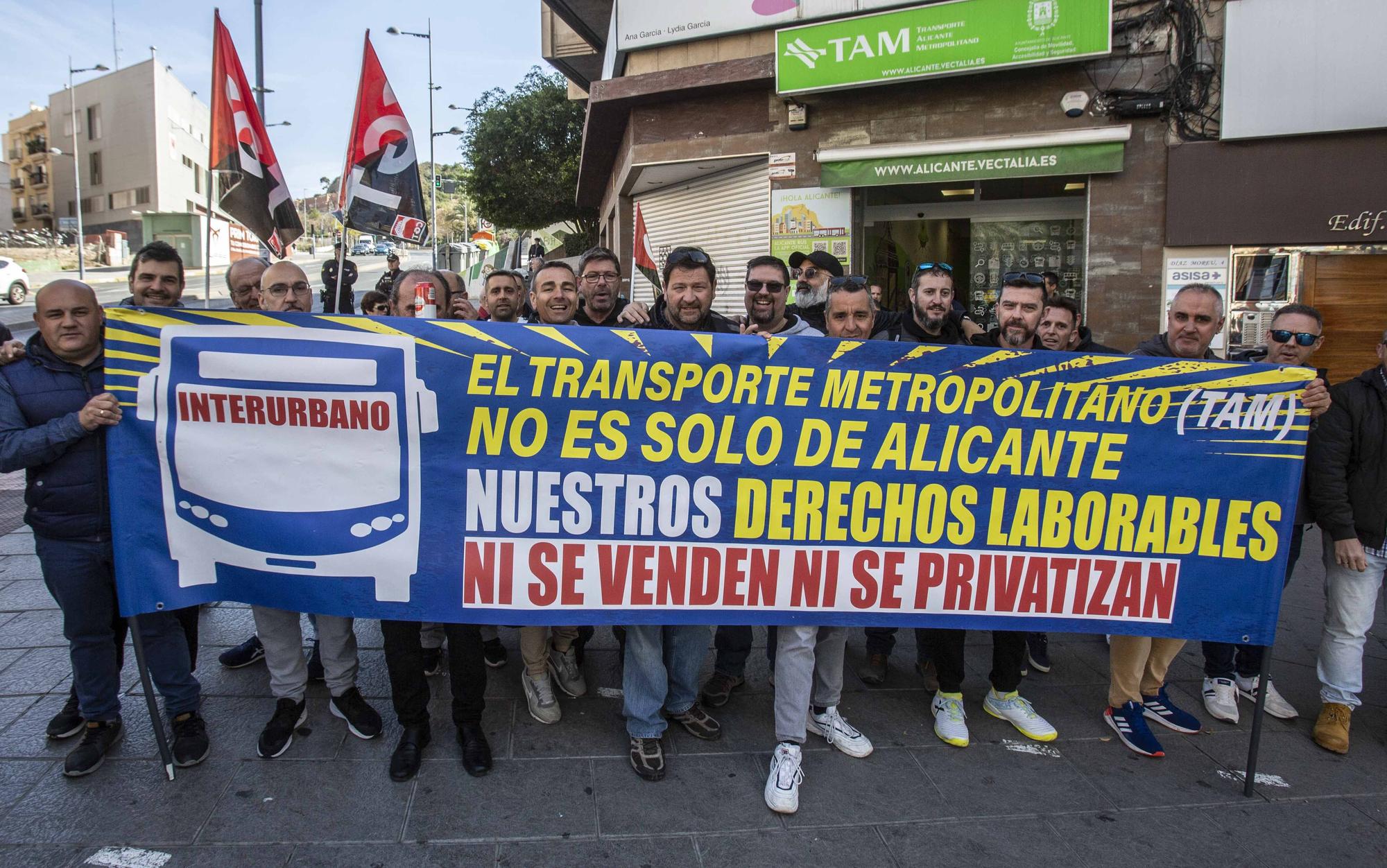 Decenas de personas esperan en las paradas de las líneas 21, 23 y 24 a un transporte en servicios mínimos que pasa cada 60 minutos