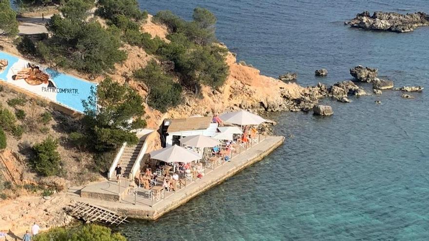 Soviel kosten Cocktails, Salate und gegrillte Garnelen im Beach Club der Caritas auf Mallorca