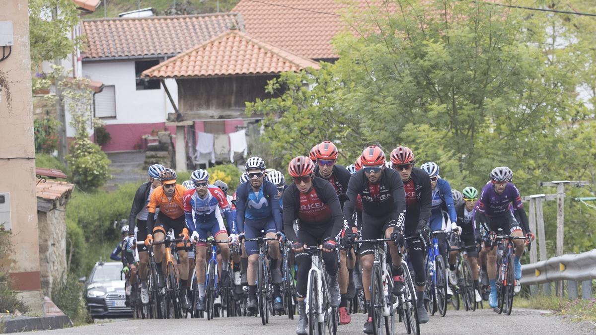 Imágenes de la primera etapa de la Vuelta a Asturias