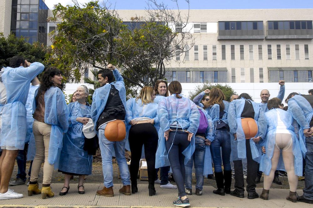 Concentración frente al Hospital Doctor Negrín en defensa de la sanidad pública