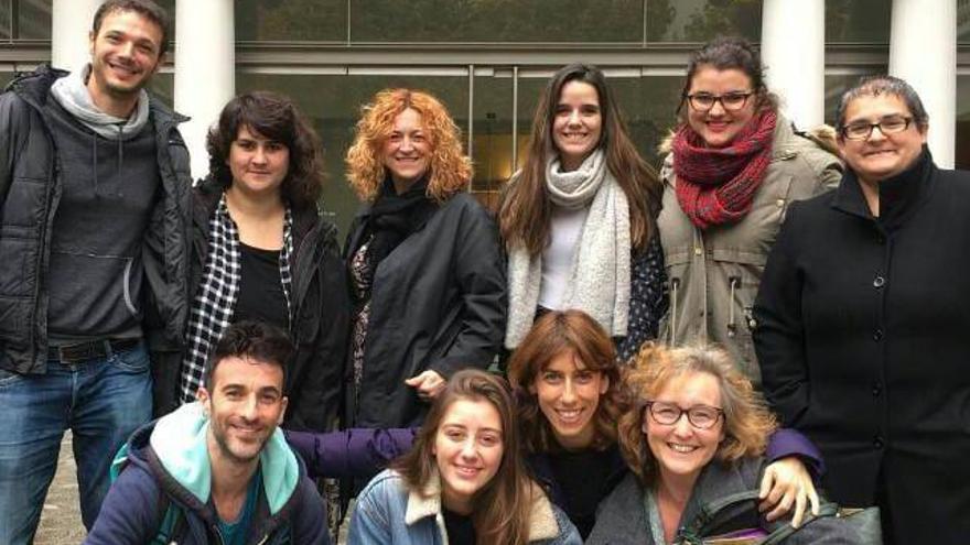 La comissió organitzadora, amb exalumnes i les professores actuals