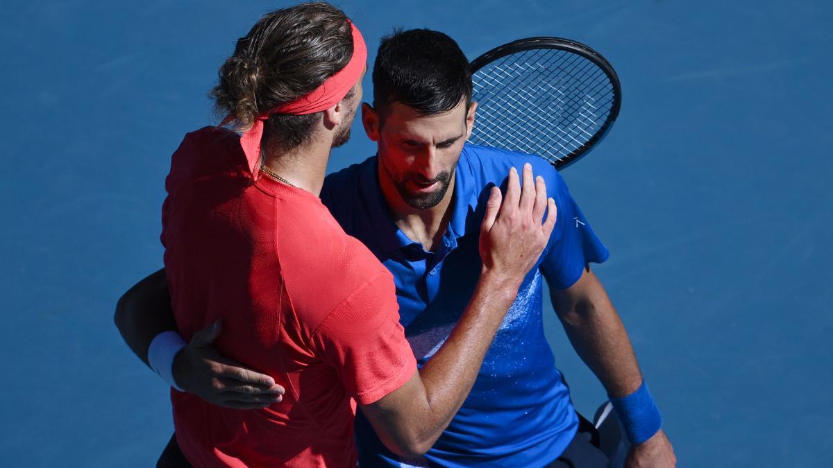 El serbio Novak Djokovic (7) abandonó el encuentro de semifinales del Abierto de Australia después de que el alemán Alexander Zverev (2) se apuntara el primer set por 7-6(5), tras una hora y 21 minutos.