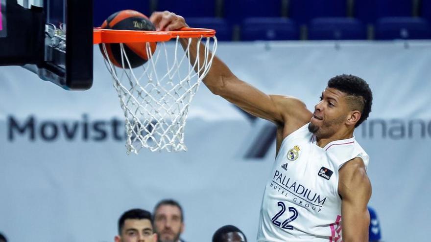 El pívot caboverdiano del Real Madrid, Edy Tavares, hace un mate.