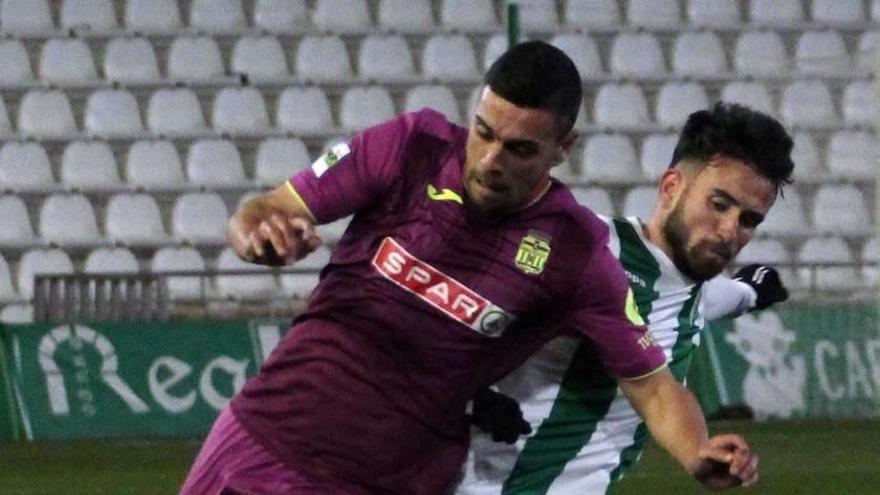 Cristo Martín lucha con un rival del Córdoba B por el control del balón en el partido disputado en el Nuevo Arcángel.