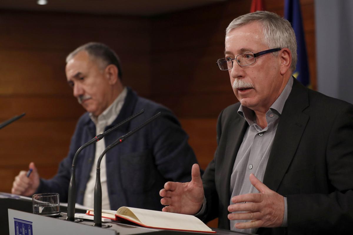 GRA136. MADRID, 24/11/2016.-Los secretarios generales de UGT, Pepe Álvarez,iz., y de CC.OO., Ignacio Fernández Toxo,d., durante la rueda de prensa tras la reunión con el presidente del Gobierno, esta mañana en el Palacio de la Moncloa. Mariano Rajoy, ha recibido a los representantes de la patronal y los sindicatos para reiniciar el diálogo social y analizar diversas cuestiones relativas a salarios, empleo, pensiones y competitividad empresarial. EFE/Chema Moya