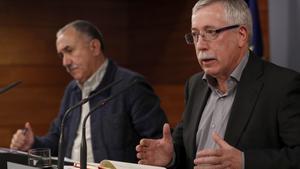 GRA136. MADRID, 24/11/2016.-Los secretarios generales de UGT, Pepe Álvarez,iz., y de CC.OO., Ignacio Fernández Toxo,d., durante la rueda de prensa tras la reunión con el presidente del Gobierno, esta mañana en el Palacio de la Moncloa. Mariano Rajoy, ha recibido a los representantes de la patronal y los sindicatos para reiniciar el diálogo social y analizar diversas cuestiones relativas a salarios, empleo, pensiones y competitividad empresarial. EFE/Chema Moya