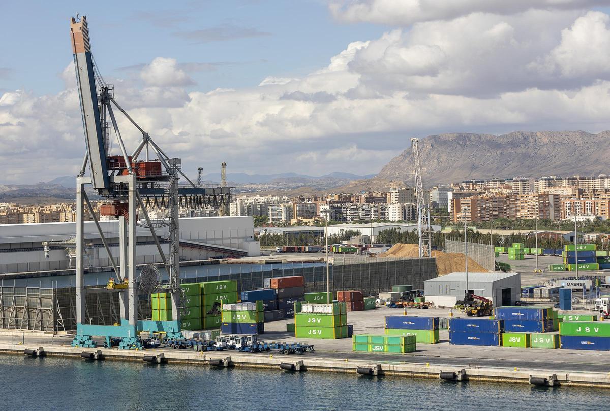 Detalle de la terminal de mercancías de JSV en el Puerto de Alicante.