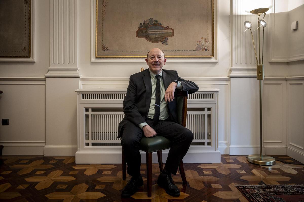 El economista Gonzalo Bernardos, antes de la entrevista, en la sede de Caja Rural de Aragón en Zaragoza.