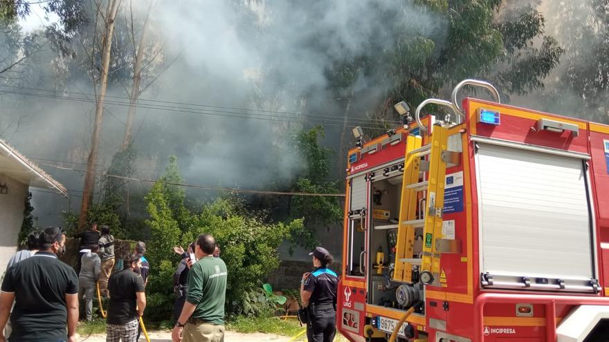 Un incendio forestal intencionado amenazó a las viviendas de O Vao de Arriba