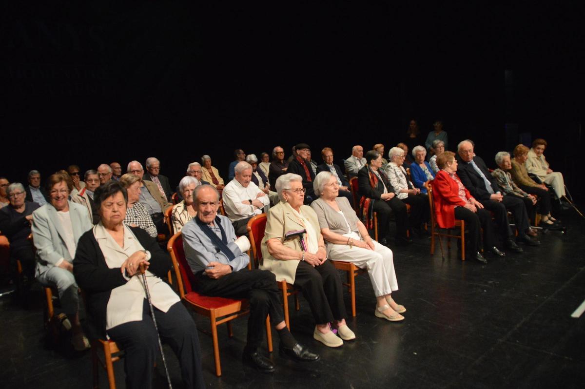 Els convidats escoltant atentament les intervencions