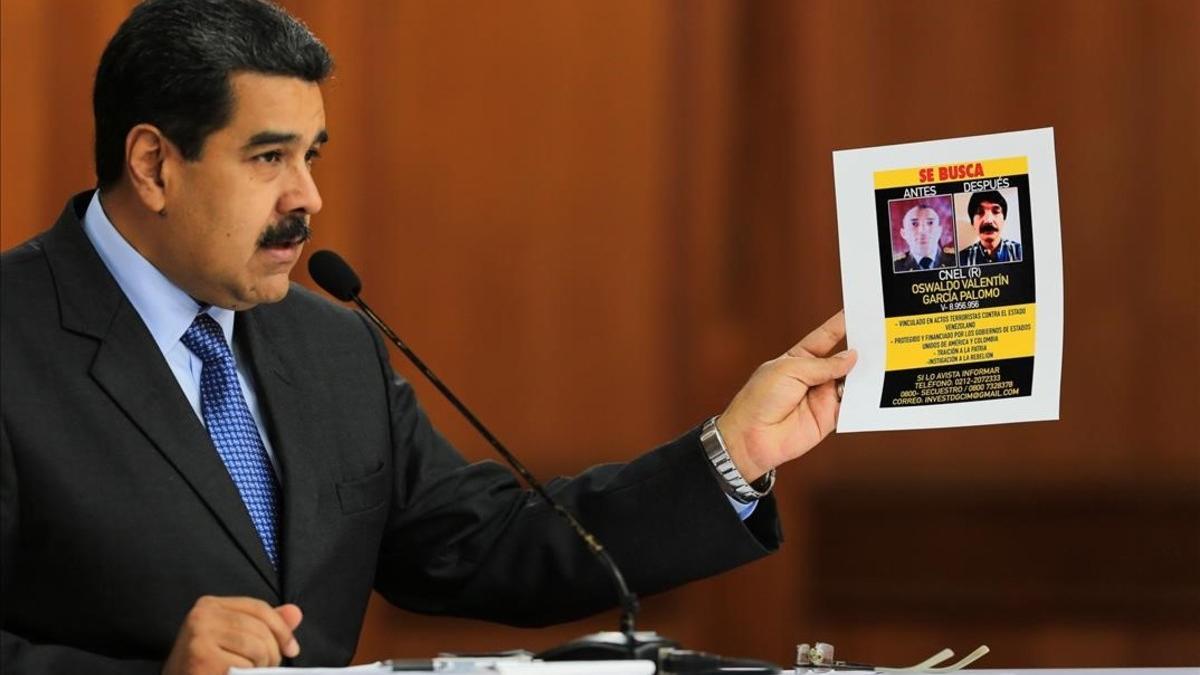 Maduro muestra una foto de Oswaldo Valentín García Palomo, uno de los responsables a los que acusa de la autoría del atentado.