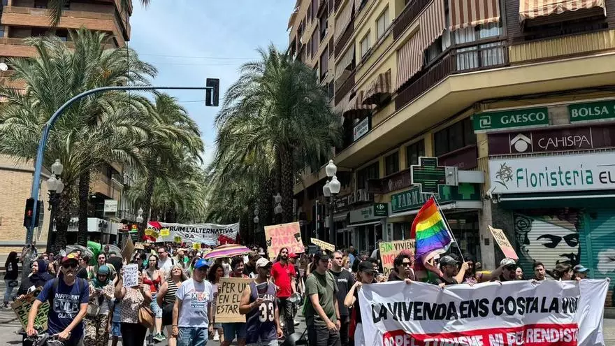 Los sindicatos de Carolinas y la Zona Norte salen a la calle: "La vivienda nos cuesta la vida"