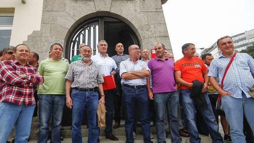 Extrabajadores de la fábrica, ayer, ante la Delegación del Gobierno.