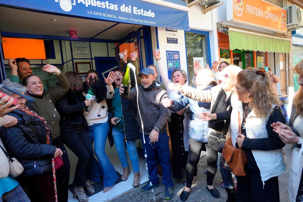 Varios agraciados celebran el la administración de la Gata Blanca de Dos Hermanas (Sevilla), el primer premios del Sorteo Extraordinario de Lotería de Navidad 2023. Francis J. Cano / Europa Press