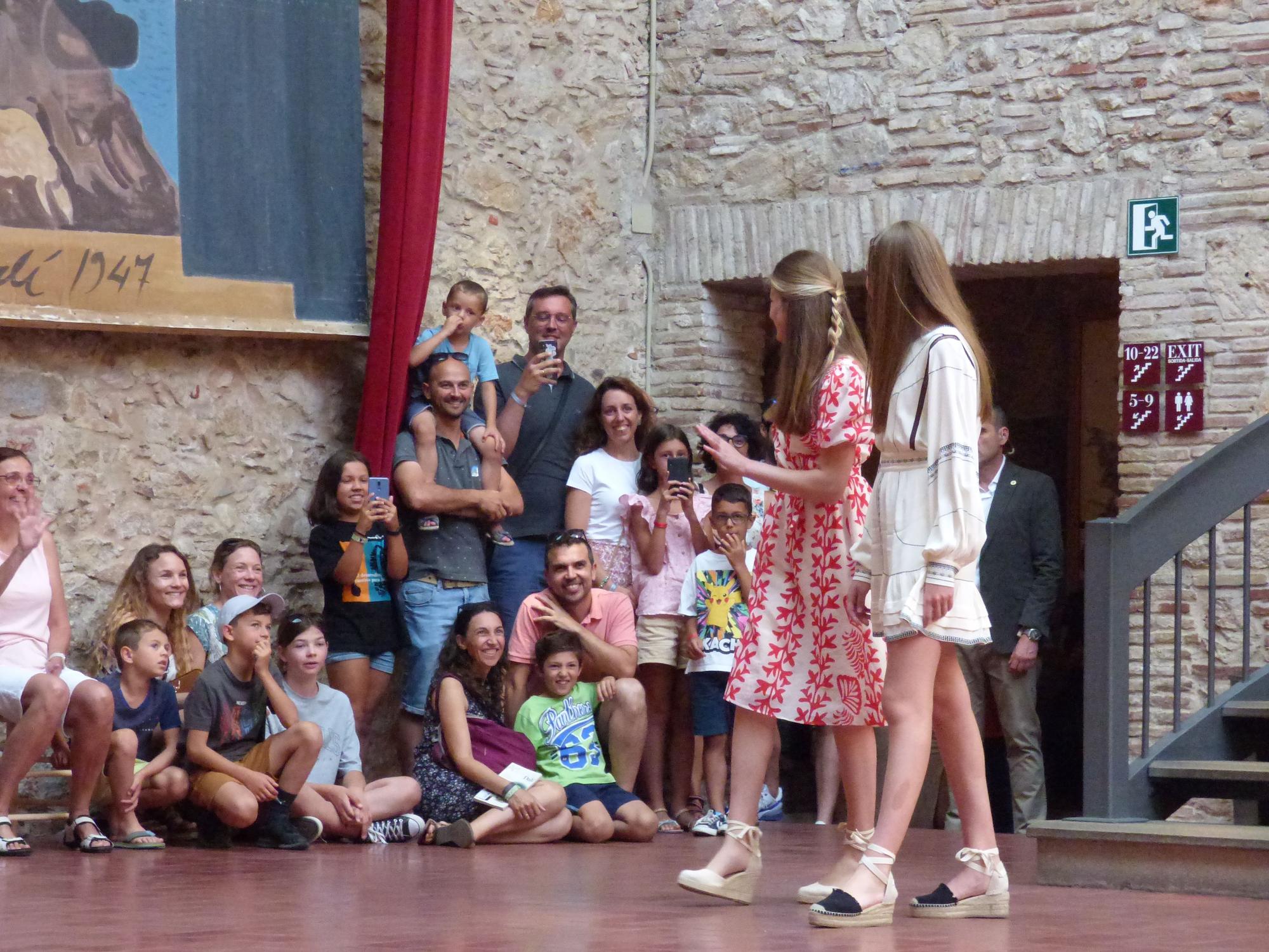 La princesa Elionor i la infanta Sofia rebudes a Figueres amb manifestants favorables i contraris