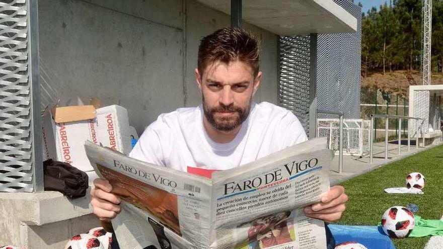 Pedro Vázquez leyendo la crónica del partido del Pontevedra en FARO. // Rafa Vázquez