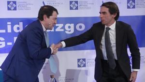Aznar y Mañueco durante el coloquio de Aula de Liderazgo.