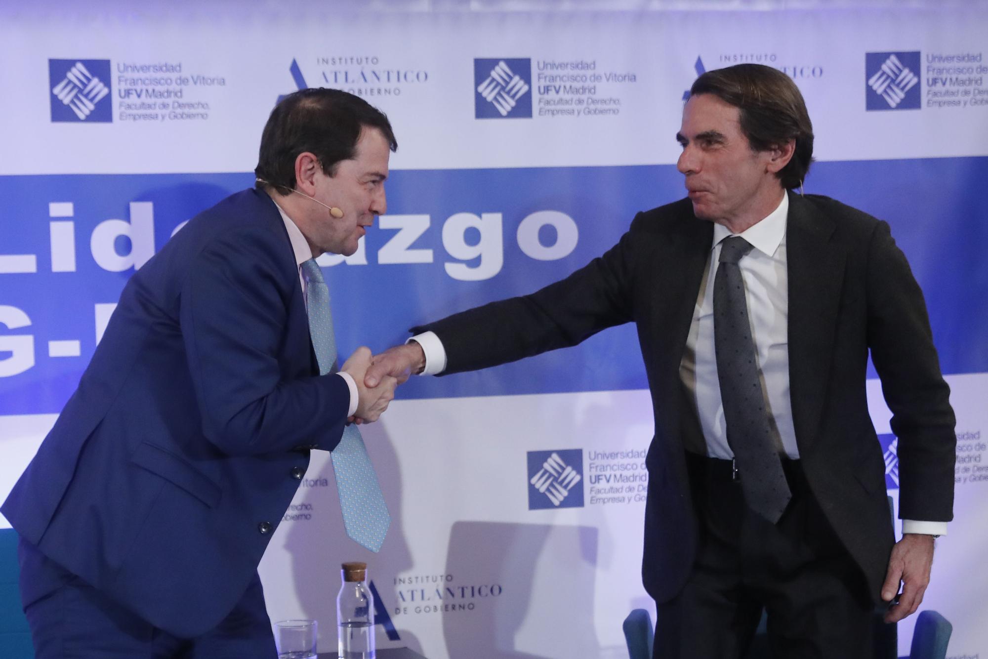 Aznar y Mañueco durante el coloquio de Aula de Liderazgo.