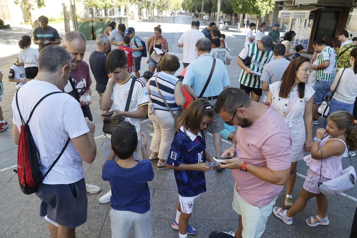 El mercadillo de cromos del bulevar, en imágenes El mercadillo de cromos del bulevar, en imágenes