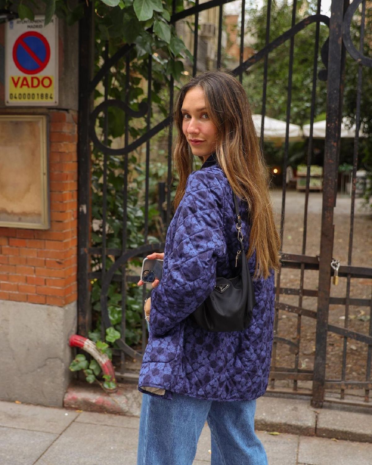 Grace Villarreal con chaqueta acolchada de Mango