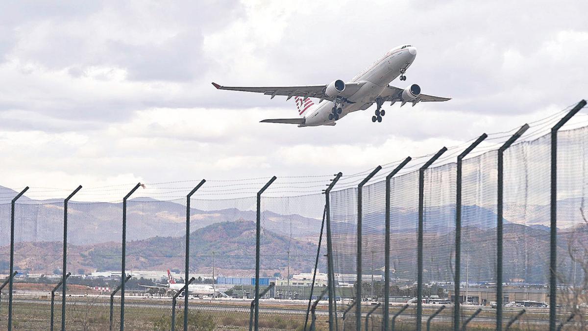 Despega un avión en el aeropuerto de Málaga.