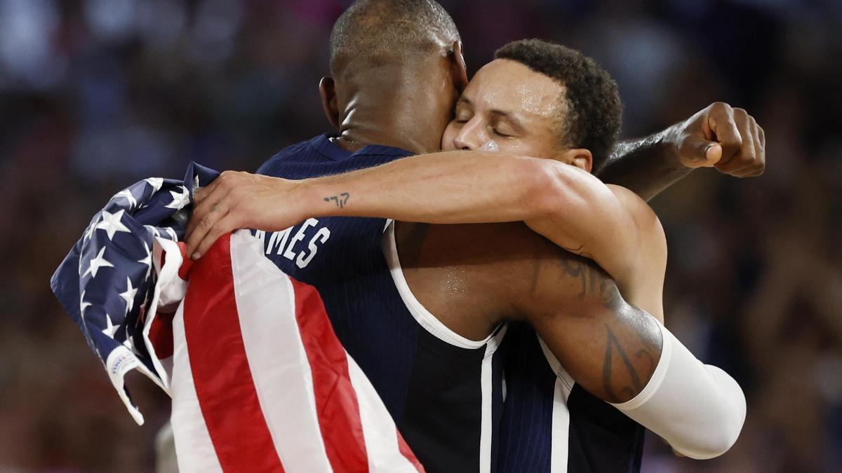 Curry se abraza a LeBron tras conquistar el oro olímpico en los Juegos de París.