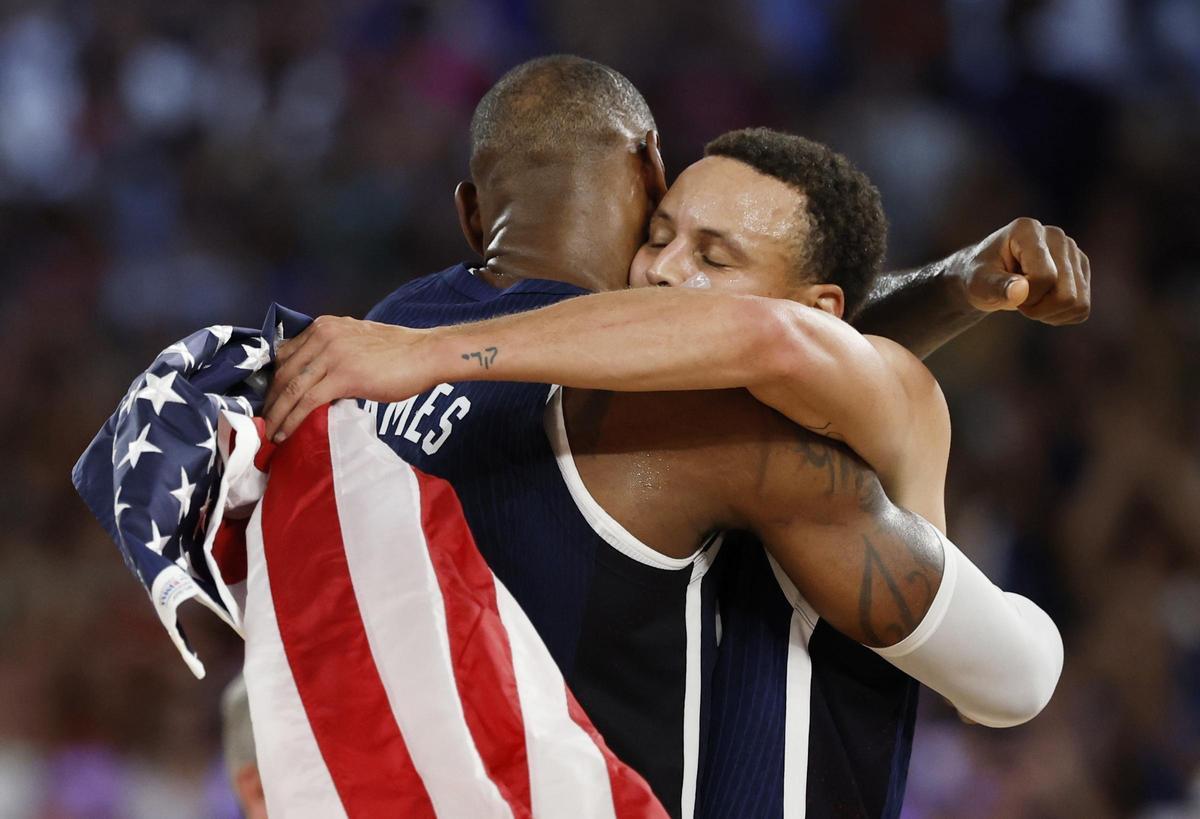 Curry se abraza a LeBron tras conquistar el oro olímpico en los Juegos de París.
