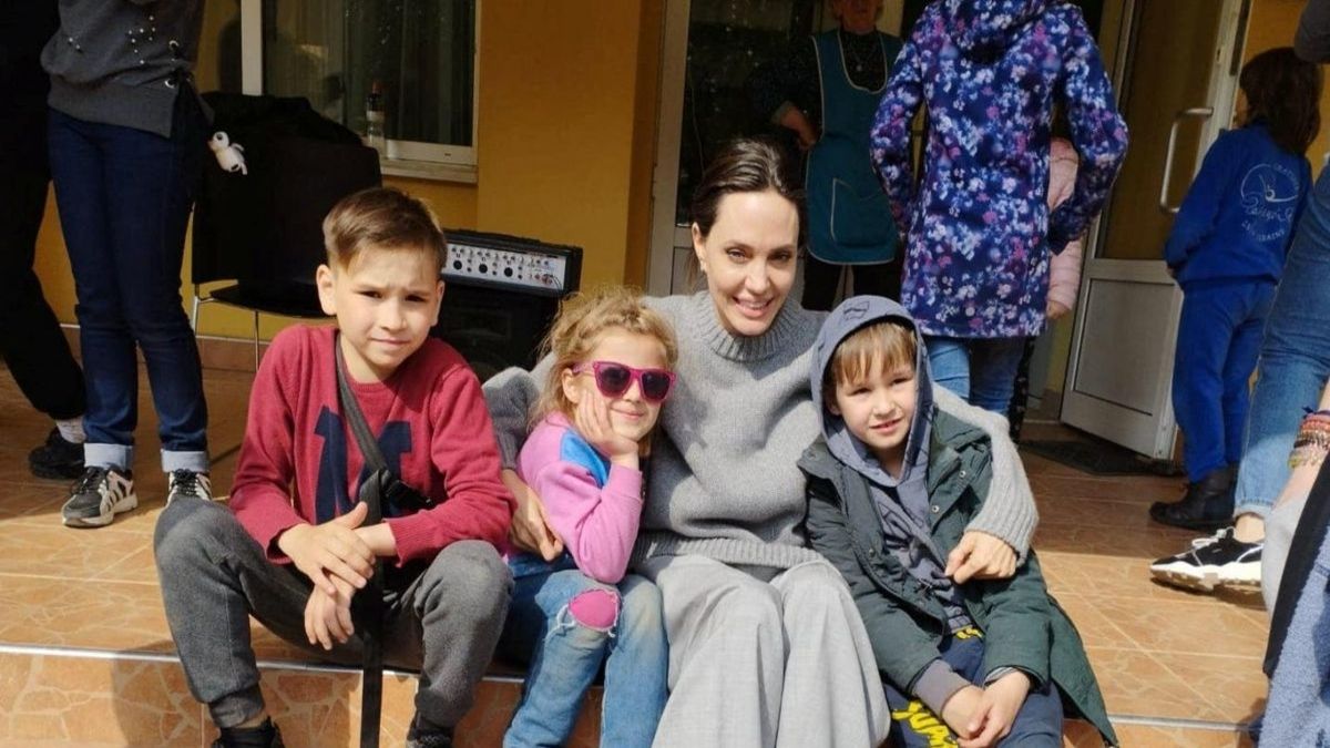 Angelina Jolie visita por sorpresa un orfanato de Ucrania