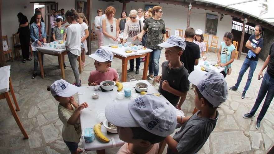 Los niños, durante la elaboración del desayuno saludable con Luis León, este domingo, en Casa Señó Justo en Tías.