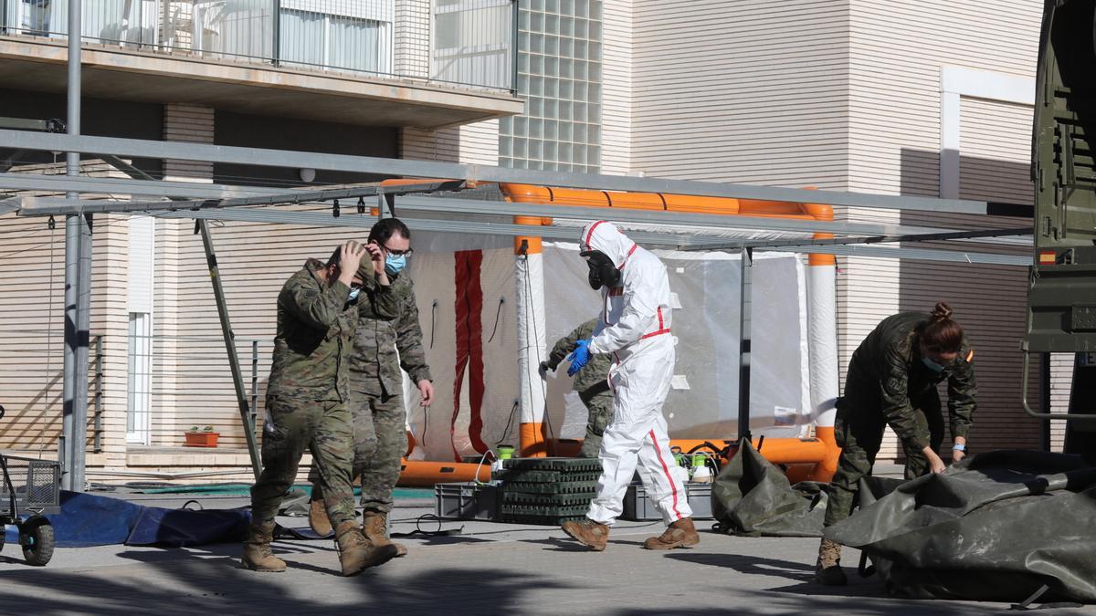 Militares durante la operación de desinfección de la residencia.