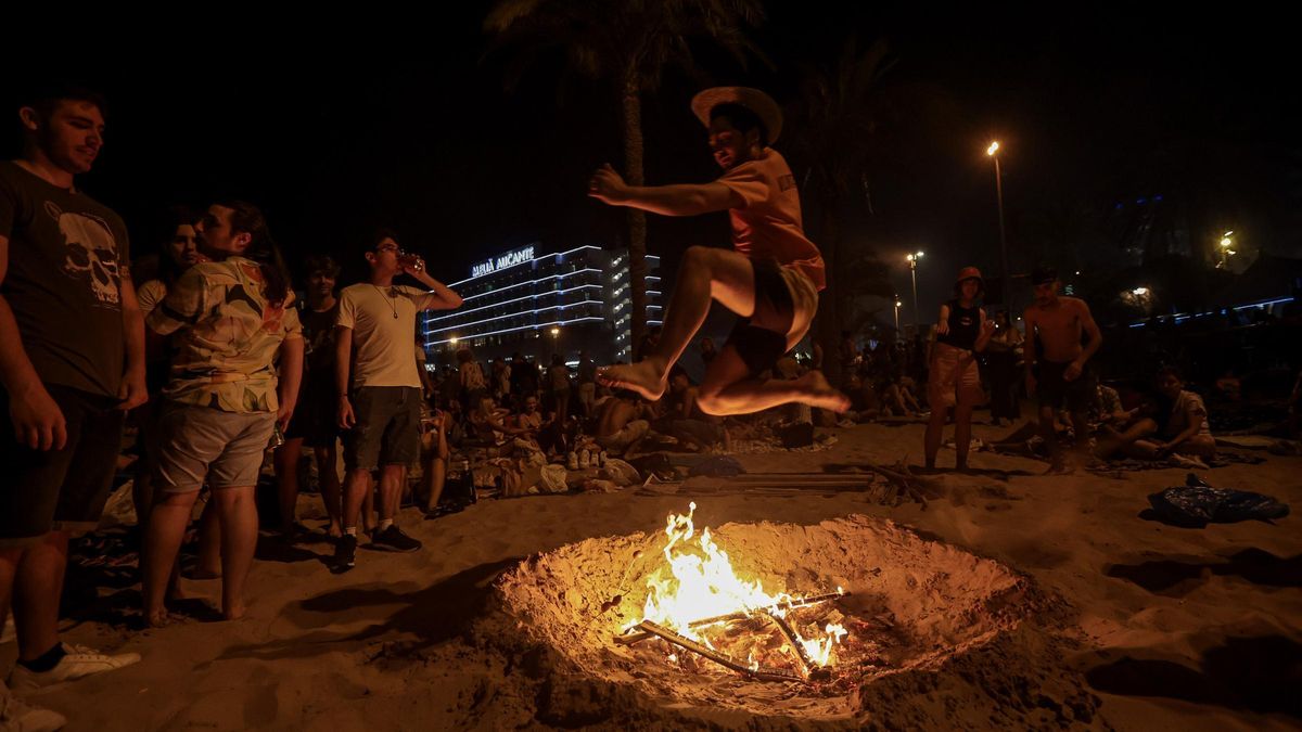 Noche de San Juan en la playa del Postiguet, en 2024