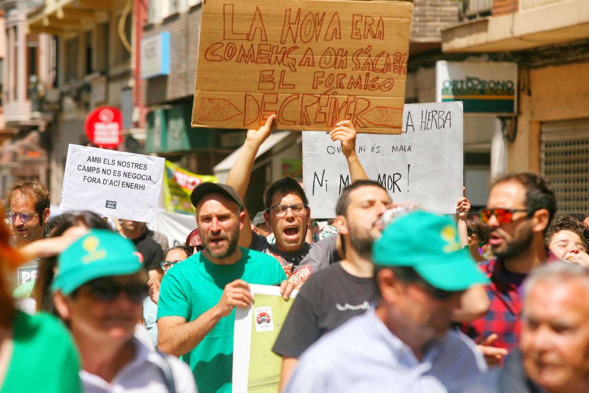 Una marea verde de 52 tractores y 700 personas grita en Castelló no a las macroplantas solares