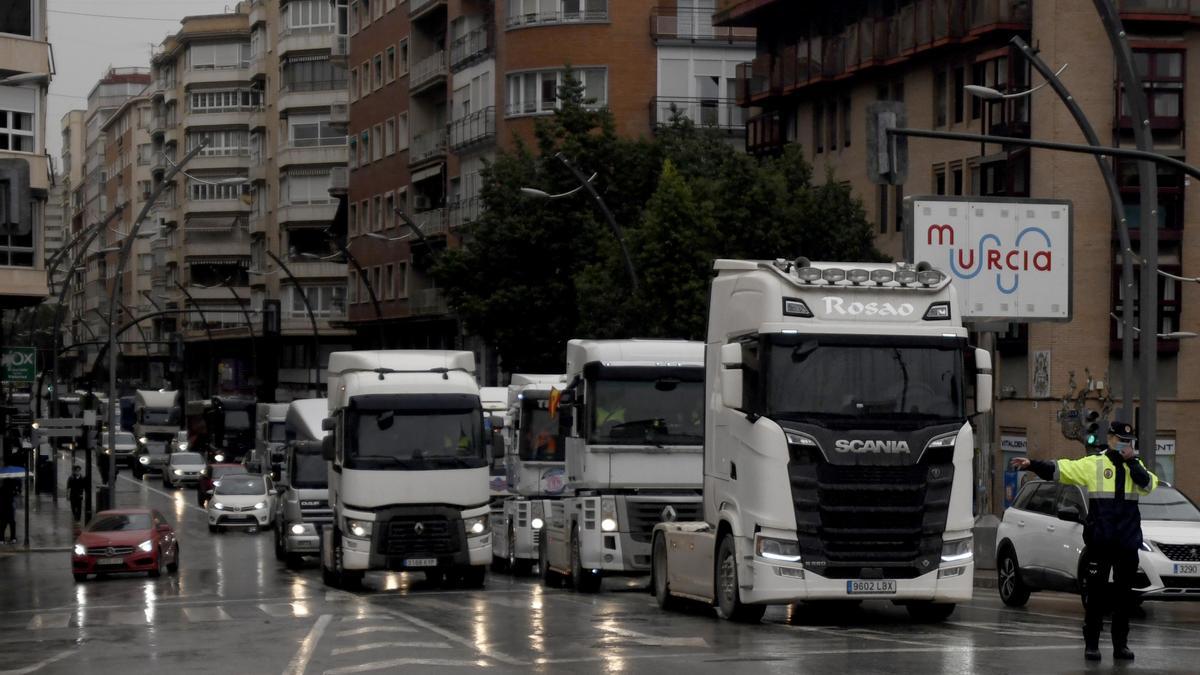 Protesta de los transportistas en la Gran Vía de Murcia.