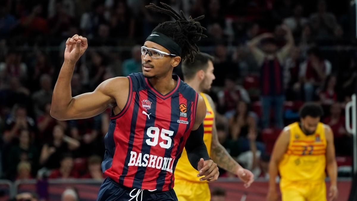 Chima Moneke, ante el Barça