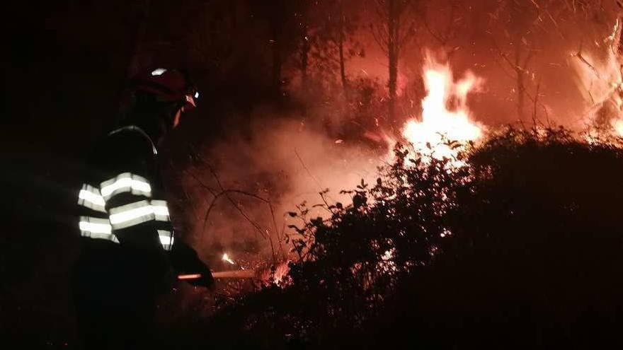 Un efectivo luchando contra el fuego en Mesego. // FdV